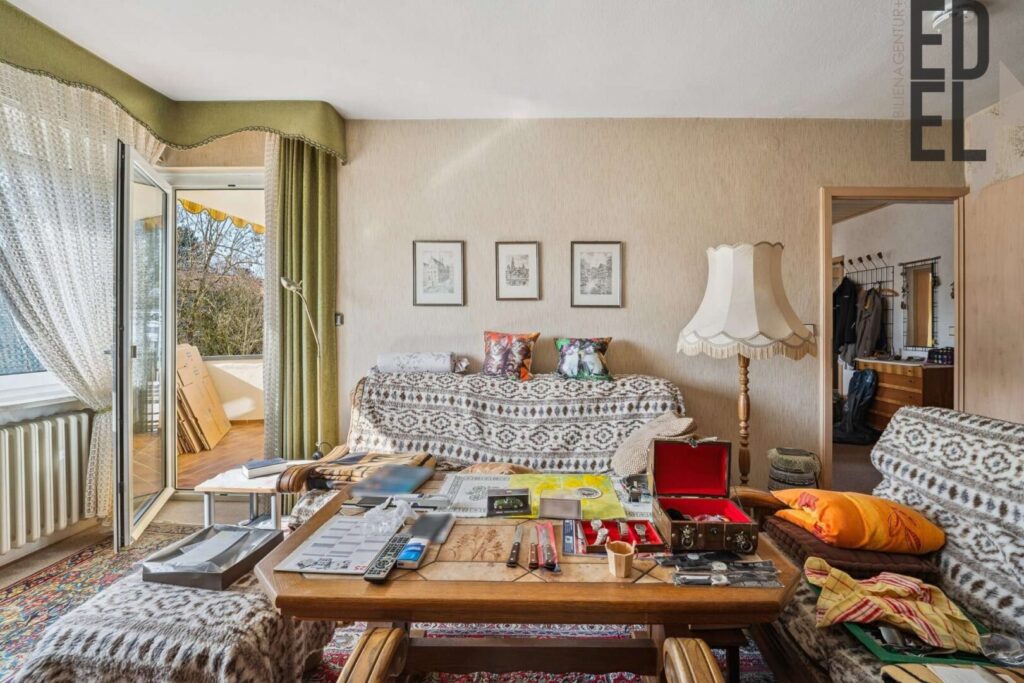 Wohnzimmer mit Balkonzugang