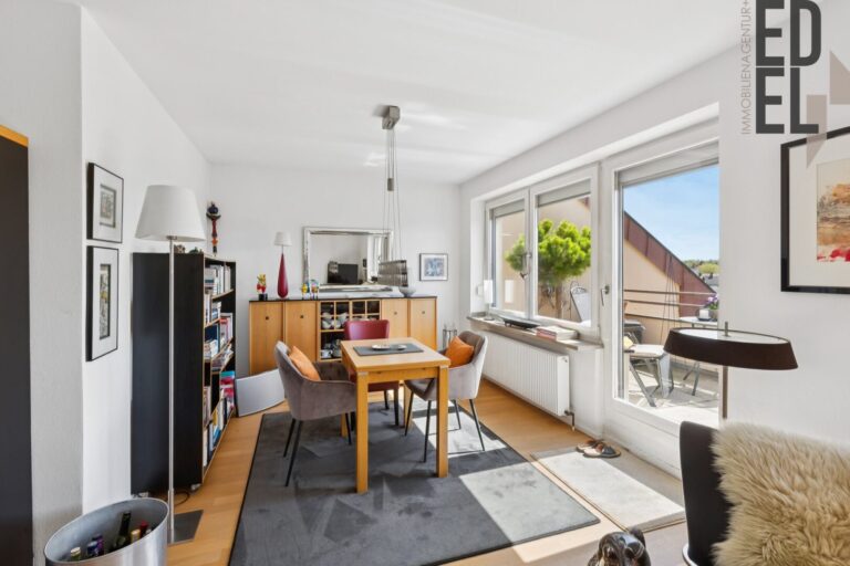 Wohnzimmer mit Esszimmer