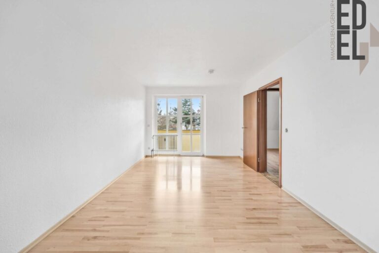 Wohnzimmer mit Balkonzugang