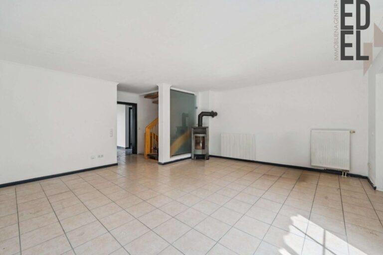 Wohnzimmer (eine Couch mit KI entfernt)