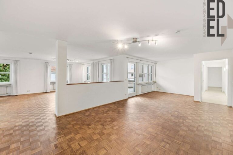 Wohnzimmer mit Essplatz und Arbeitsbereich