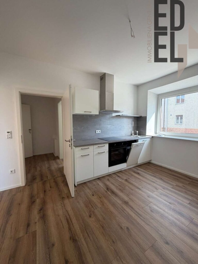 Koch-, Ess-, Wohnzimmer mit Einbauküche EG rechts