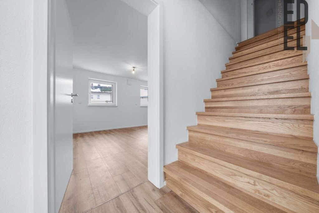 Flur mit Treppe Stadthaus