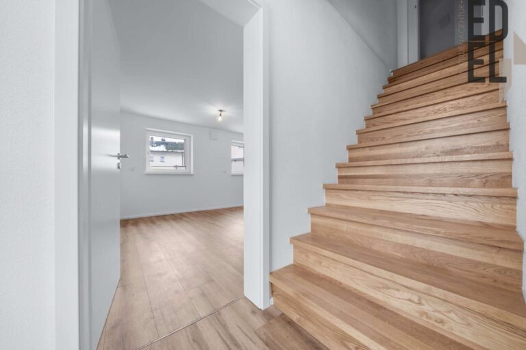 Flur mit Treppe Stadthaus